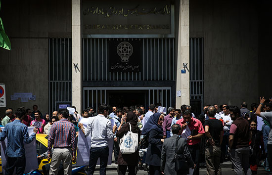 تجمع سهامداران مقابل بورس تهران 