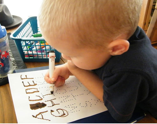چگونه به کودک نوشتن نامش را بیاموزیم
