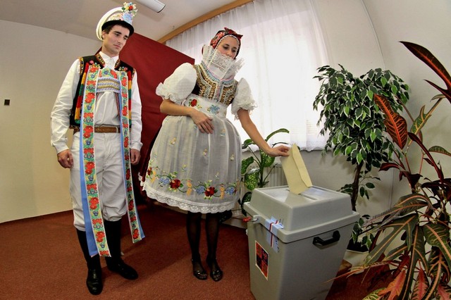 رای دادن با لباس سنتی در جمهوری چک