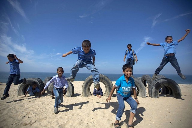 تصویری از بازی کودکان فلسطینی در ساحل غزه