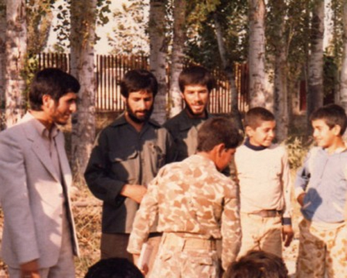 احمدی نژاد با کت و شلوار سفید ,زمانی که فرماندار شهرستان خوی بود.
