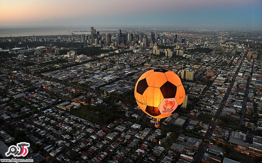 بالن هوای گرمی به شکل توپ بر فراز ملبورن در مسابقات فوتبال جام ملت های آسیا