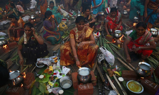 طبخ غذاهای محلی خاص در یکی از بزرگترین محله های فقیرنشین هند در جشن فصل برداشت