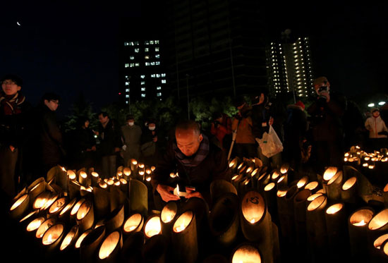 ژاپنی ها با روشن کردن فانوس های بامبو برای بیستمین سالگرد درگذشتگان زلزله بزرگ هانشین دعا کردند.