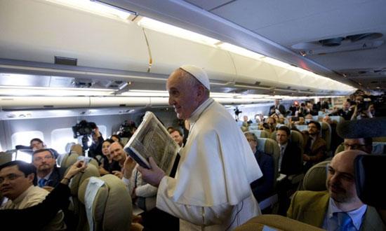 پاپ فرانسیس در حال سخنرانی در هواپیما در مسیر فیلیپین