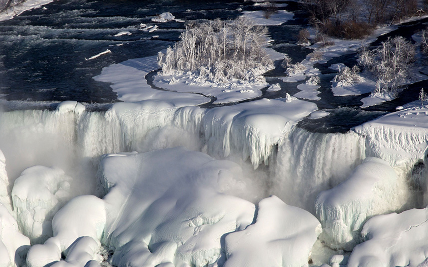 آبشار یخ زده نیاگارا در اونتاریا کانادا