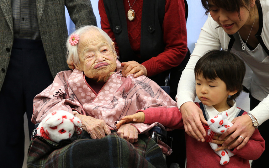 پیرترین زن ژاپنی با نبیره اش در جشن تولد 117 سالگی اش