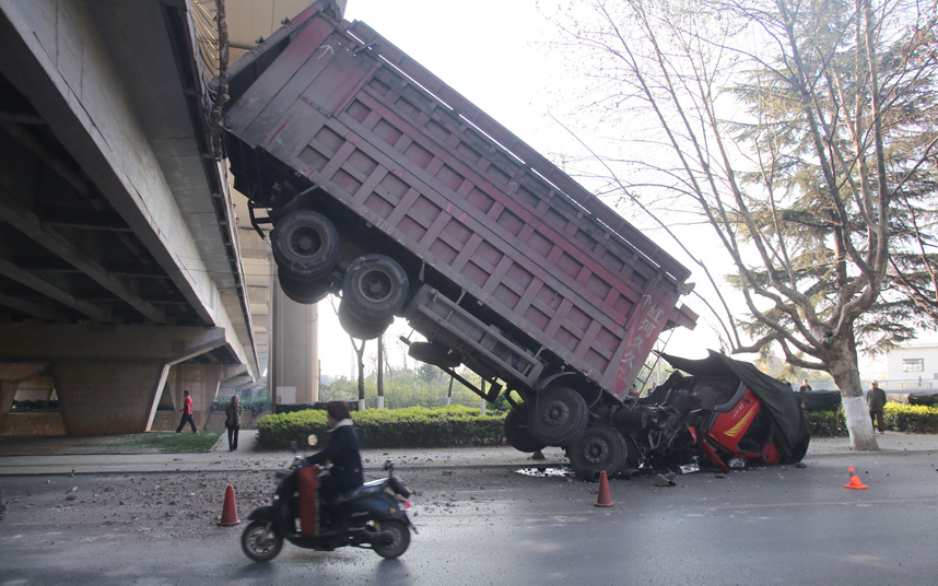 سقوط یک کامیون از پل در جنوب غربی چین