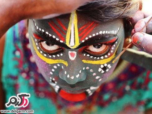 رنگ آمیزی صورت در فستیوالی فرهنگی در هند