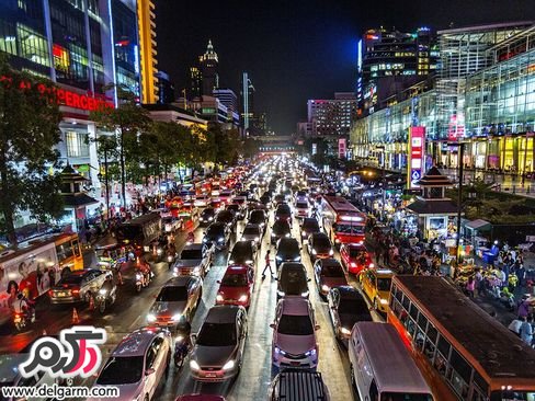 شبی پررفت و آمد و شلوغ در بانکوک تایلند
