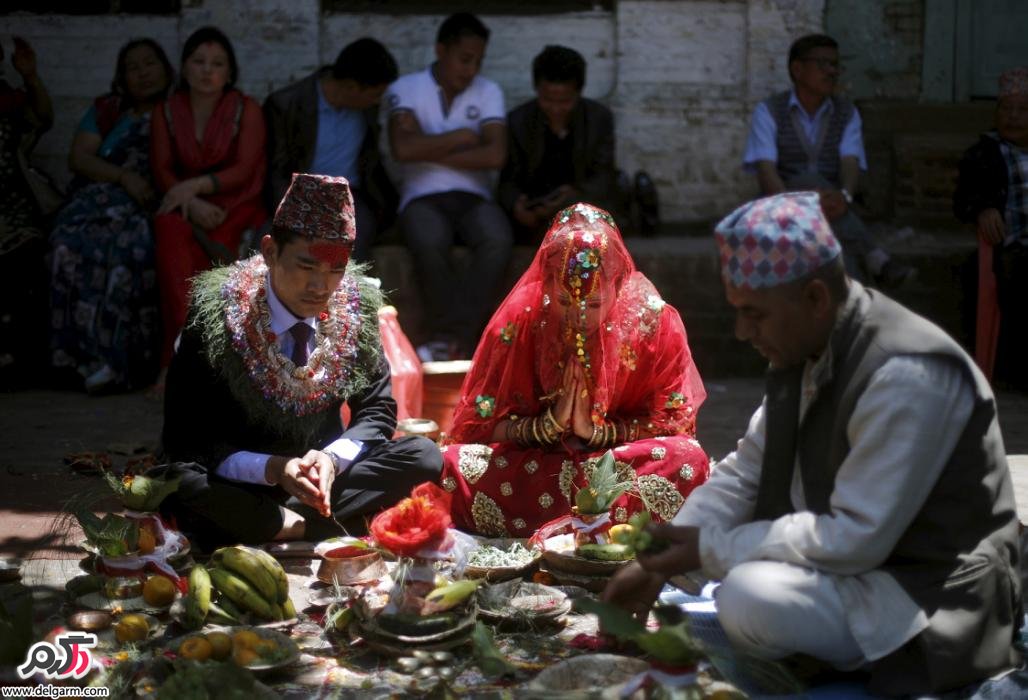 عروس و داماد نپالی در معبدی در حال اجرای مراسم ازدواج