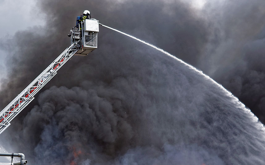 آتشنشانان در حال خاموش کردن آتشی مهیب در کارخانه ای در بلژیک