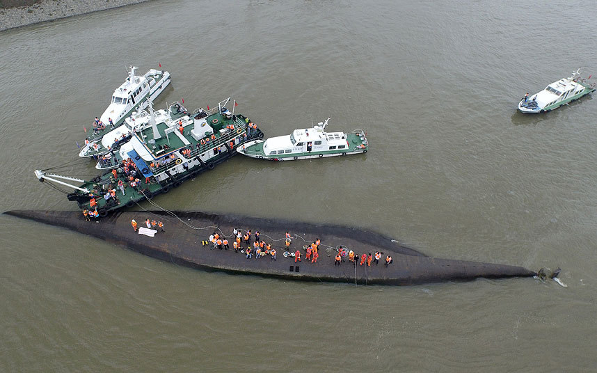 تیم امداد در حال یافتن قربانیان کشتی واژگون شده چینی با 456 مسافر در نانجینگ چین