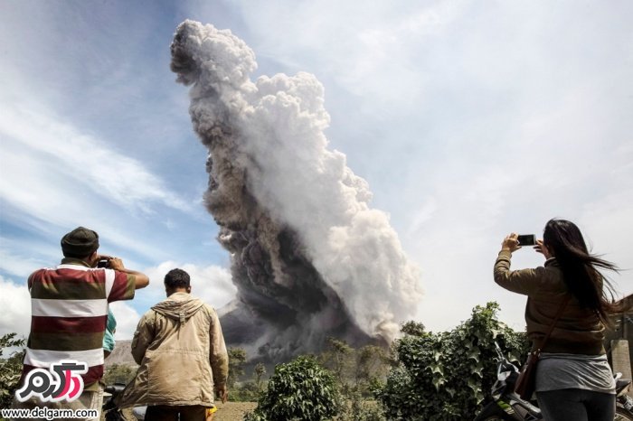اندونزیایی ها در حال عکاسی از فعالیت آتشفشان سینابانگ