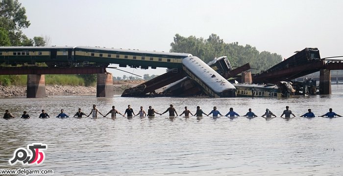 سربازان ارتش پاکستان در حال جستجوی افراد نظامی غرق شده در آب پس از تخریب پل و سقوط قطار آنها در آب