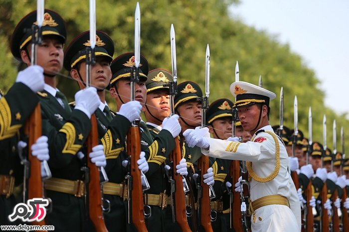 سربازان چینی در حال تمرین خوش آمدگویی نظامی پیش از ورود رئیس جمهور سنگاپور