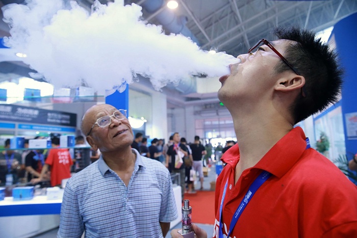 نمایشگاه محصولات الکترونیکی در چین و این هم امتحان یک سیگار الکترونیکی