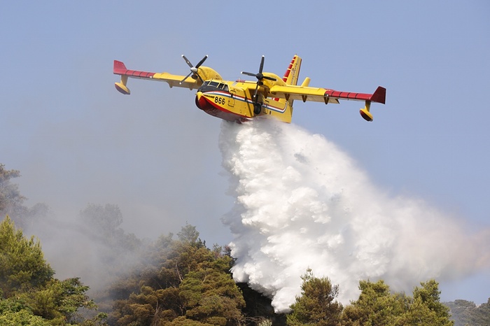 هلیکوپتر آتشنشانی در حال خاموش کردن آتش در 40 هکتار از جنگل های اسپانیا