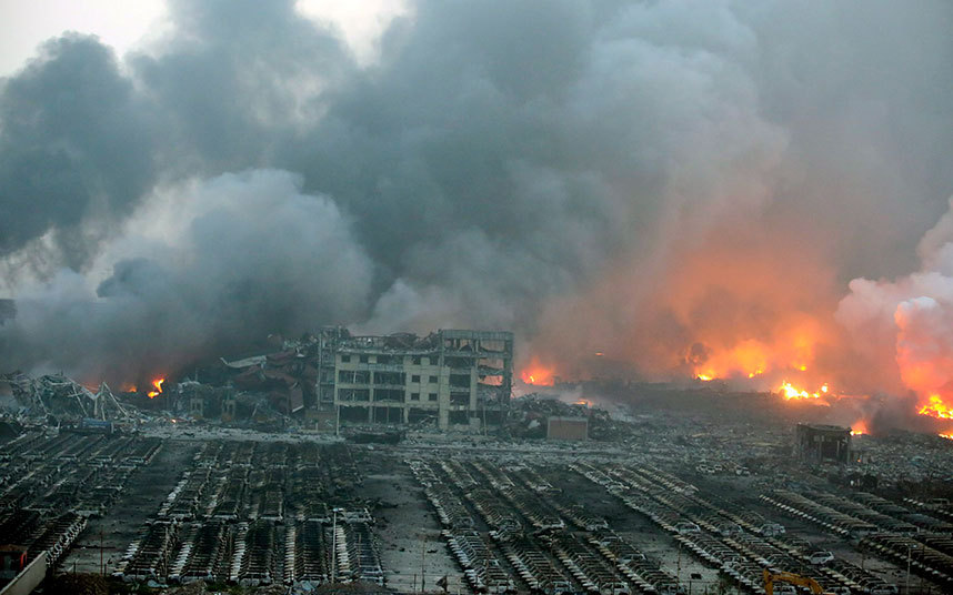 انفجاری مهیب در گمرک شهر تتیانجین در شمال چین که منجر به کشته و زخمی شدن صدها نفر شد.