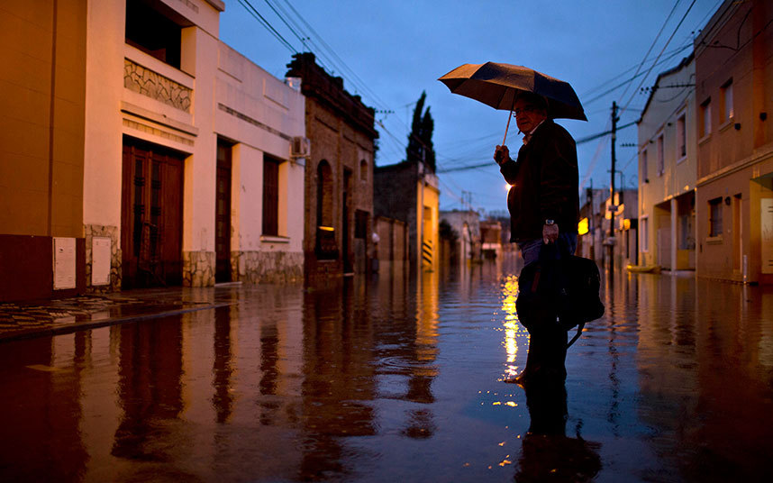  مرد آرژانتینی منتظر قایق بدلیل آب گرفتگی خیابان ها در اثر باران شدید