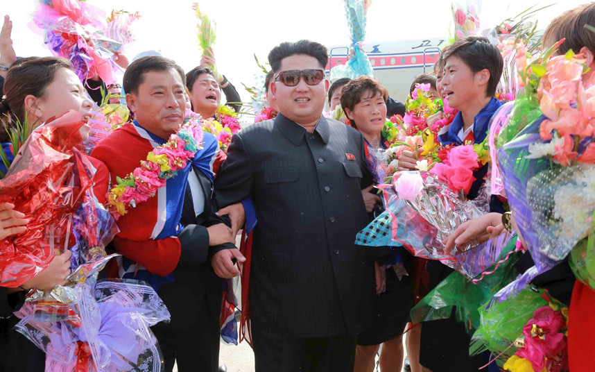 رهبر کره شمالی در کنار بازیکنان تیم ملی فوتبال این کشور