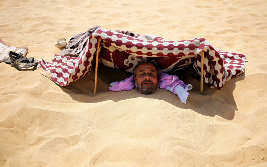 شن درمانی در بیابان های داغ مصر