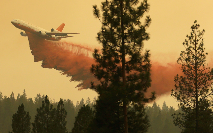 هواپیمای امداد در حال خاموش کردن آتش جنگل های واشنگتن