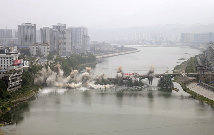 انفجار کنترل شده پلی قدیمی در چین و ساخت پلی جدید در همین مکان