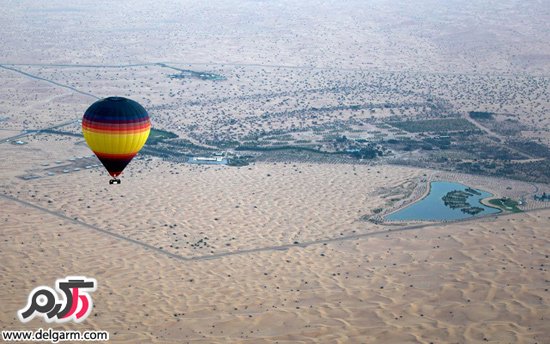 یک بالن هوای گرم در حال پرواز بر فراز دوبی