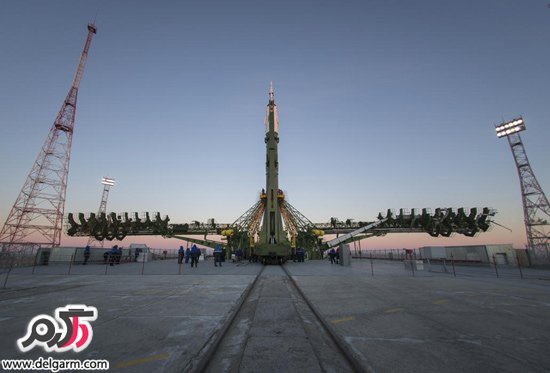 یک فضاناو روسی در قزاقستان بر روی سکوی راه اندازی