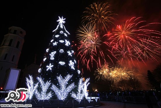 مراسم آتشبازی در کنار درخت کریسمس در ویلنیوس/لیتوانی