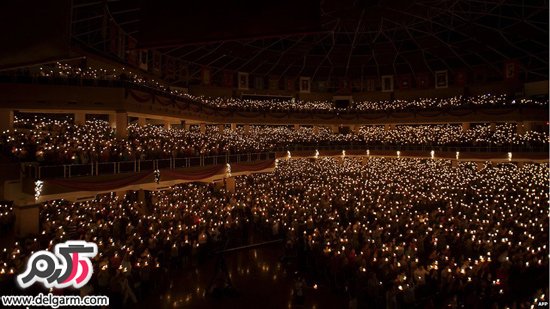 هزاران مسیحی با شمع های روشن در جشن میلاد مسیح در اندونزی