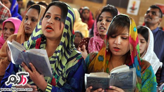 مسیحیان پاکستانی در کراچی در کلیسایی در حال نیایش