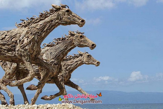 تصاویری از اسب ها و مجسمه هایی که از تکه های چوب ساخته شده اند