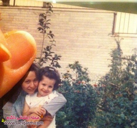 عکسی از کودکی مهراوه شریفی نیا کنار مادرش