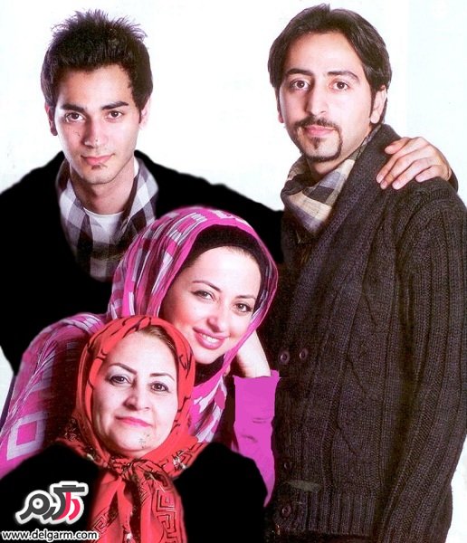 عکسی از نفیسه روشن در کنار مادر و برادرانش