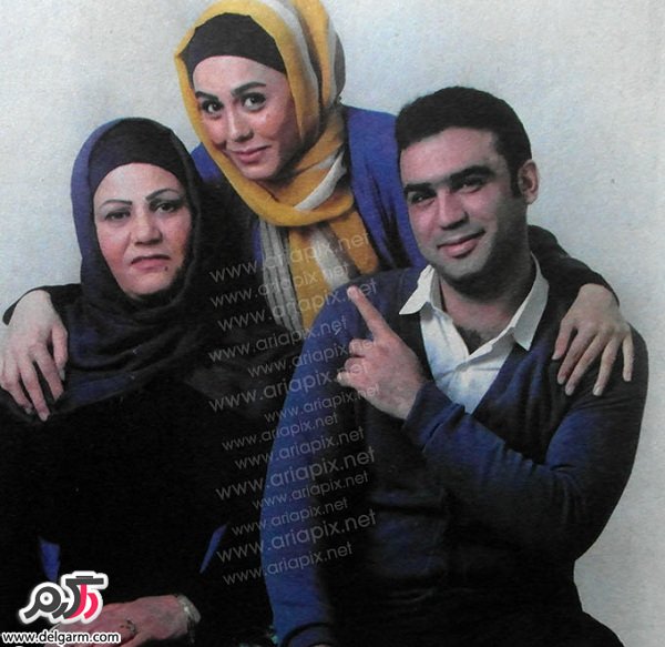 تصاویر آزاده زارعی به همراه مادر و برادرش