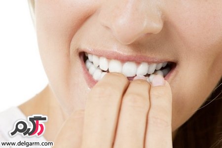 آشنایی با خطرات جویدن ناخن