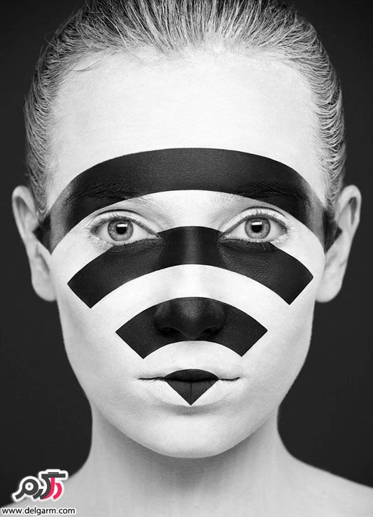 نقاشی های سیاه و سفید بر روی صورت یک زن