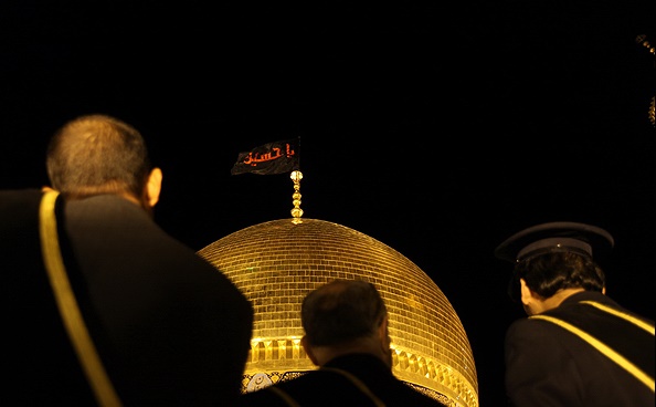 عکس هایی از تعویض پرچم کنبد امام حسین(ع)