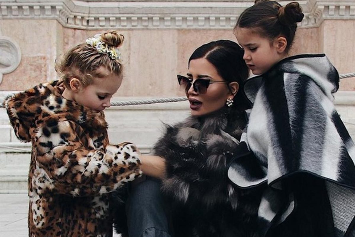 гламурная мама. фотосессии мама и дочка в вечерних платьях. фотосессия мамы с маленькой дочкой. мама и дочка. гламурная матушка.