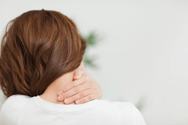  کشیدگی و رگ به رگ شدن گردن از علل مهم گردن درد است