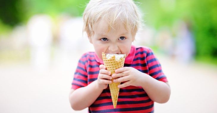 4 دلیل مهم برای جلوگیری از قرار دادن بستنی در برنامه غذایی کودکان
