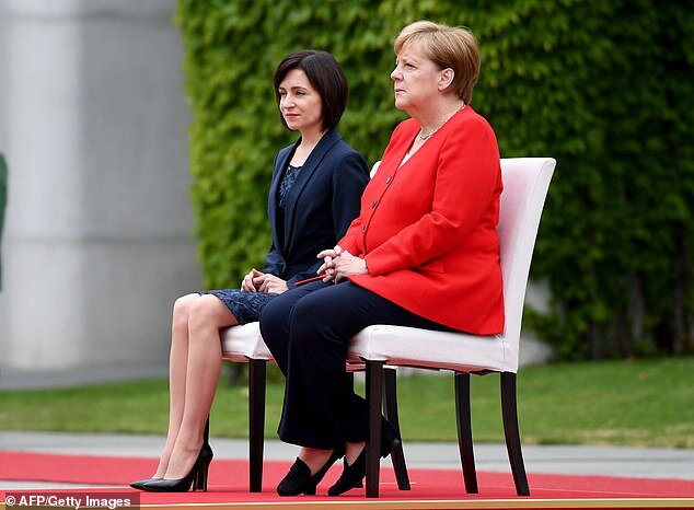 /مرکل بار دیگر نشسته به استقبال مهمانانش رفت/مرکل صدر اعظم آلمان بار دیگر نشسته به استقبال مهمانانش رفت + عکس