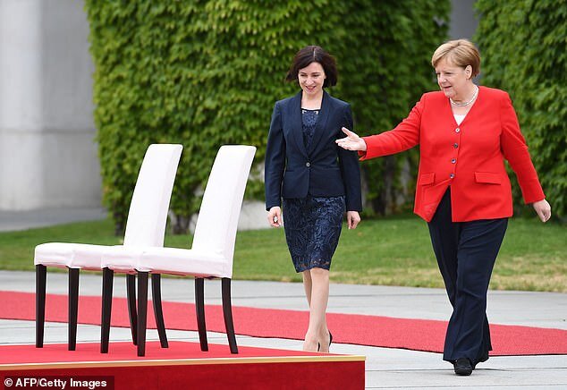 /مرکل بار دیگر نشسته به استقبال مهمانانش رفت/مرکل صدر اعظم آلمان بار دیگر نشسته به استقبال مهمانانش رفت + عکس