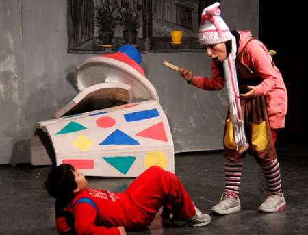 اجرای نمایش دوستی در قلک به نفع کودکان کار در نیاوران