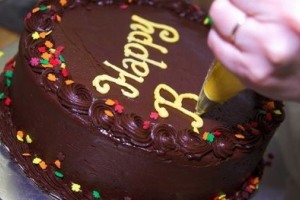 با این 5 مرحله به راحتی روی کیک تان بنویسید