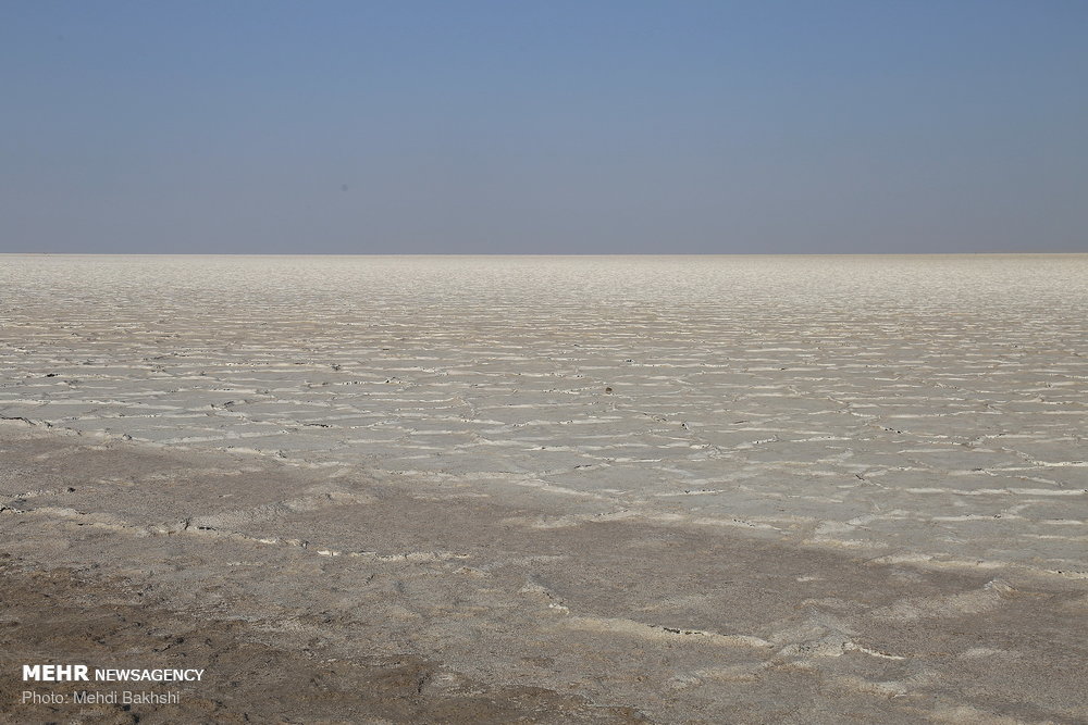 خشک شدن دریاچه نمک حوض سلطان قم