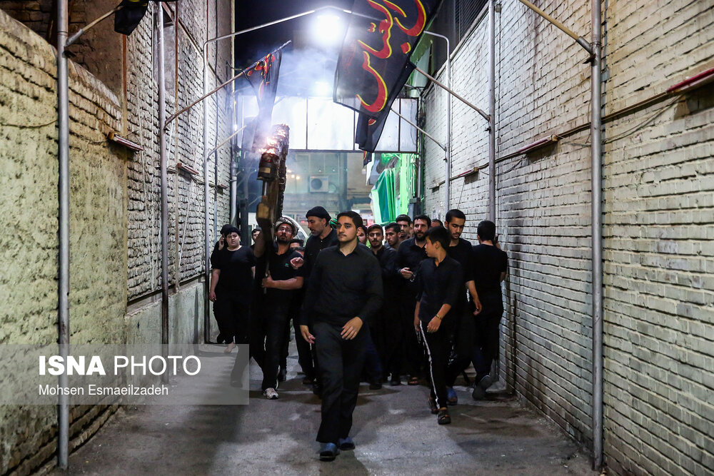 تصاویر آیین مشعل گردانی مشهد در شب تاسوعا