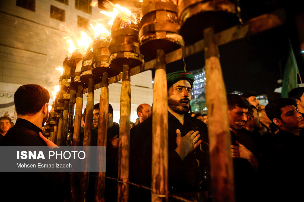 تصاویر آیین مشعل گردانی مشهد در شب تاسوعا